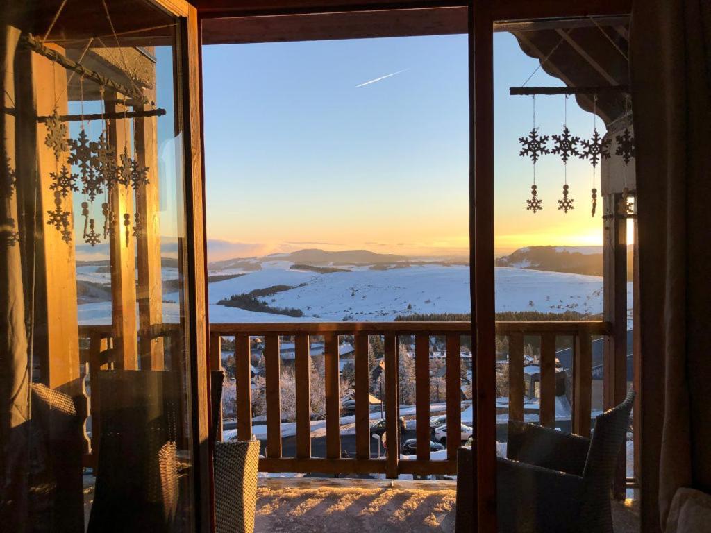 Lama-Gite-Des-Puys T3 Lamado Vue Epoustouflante Sud Avec Grande Terrasse Super Besse Exterior foto